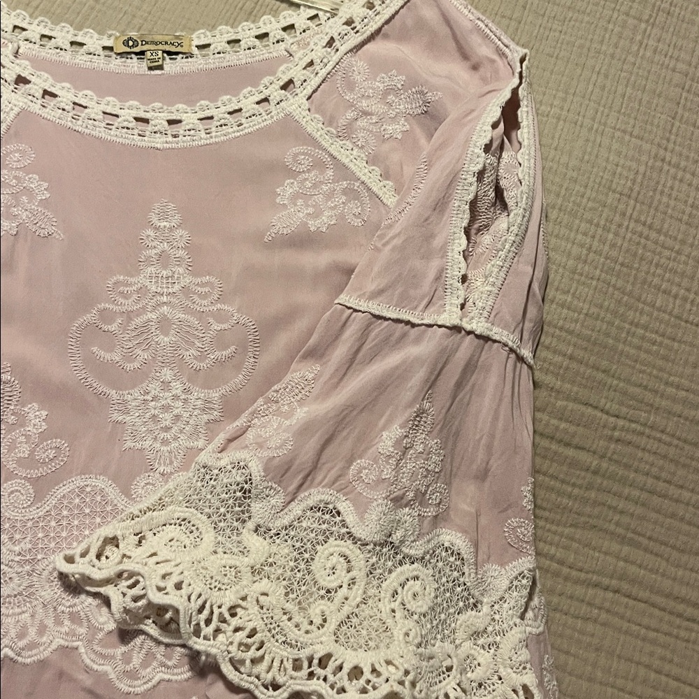 Democracy Top Embroidered Crochet Boho 3/4th Bell Sleeve Scoop neck Scallop Hem - Picture 6 of 6